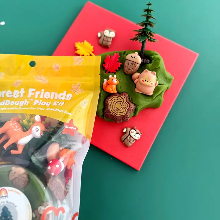 Kind bouwt een boslandschap met de Forest Friends klei speelset van Earth Grown KidDoughs