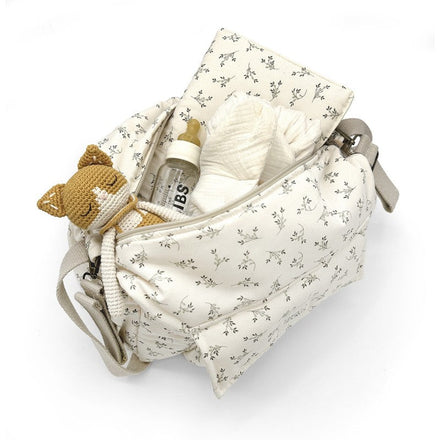 Babyshower buggytas Camila Olive Bloom Canvas open, gevuld met babyspulletjes