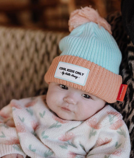 Hello Hossy muts Color Block Candy, gedragen door een baby