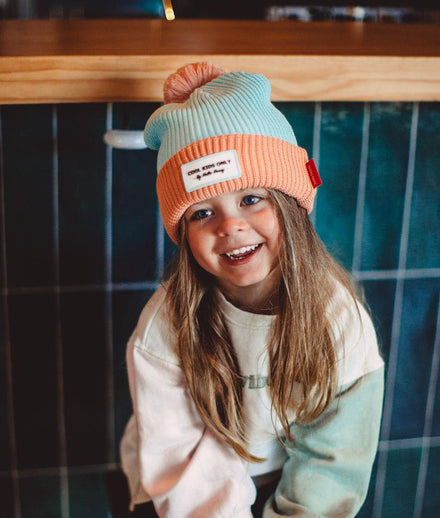 Hello Hossy muts Color Block Candy, gedragen door een lachend meisje