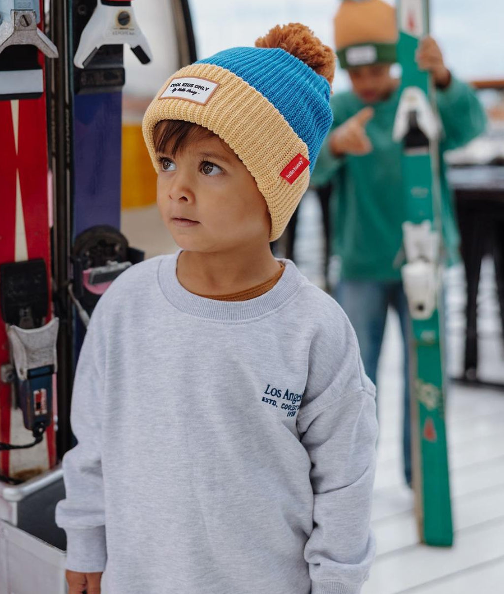 Hello Hossy muts Color Block Kingfisher, gedragen, van dichtbij