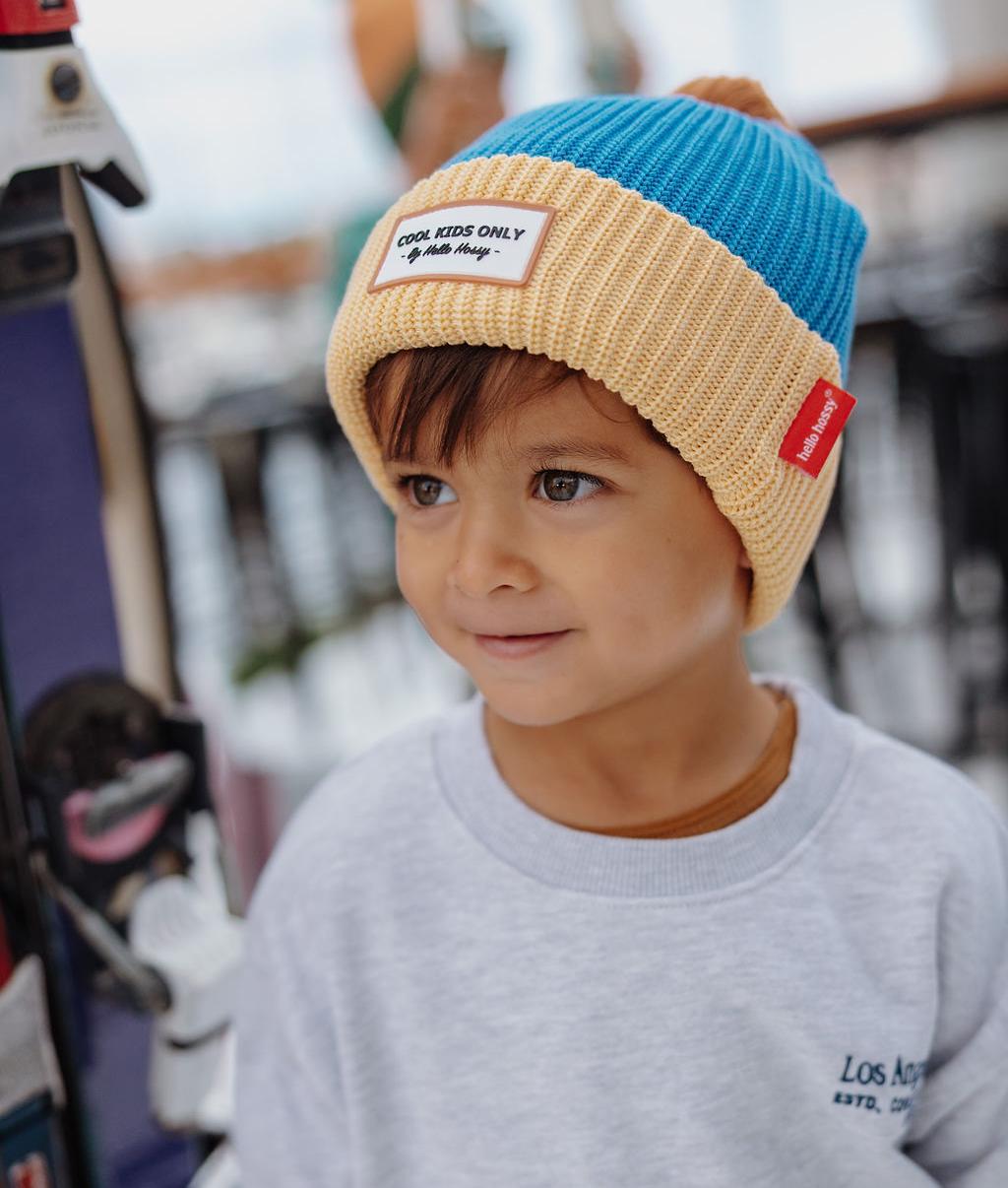Hello Hossy muts papa Color Block Kingfisher, bijpassende kindermuts gedragen