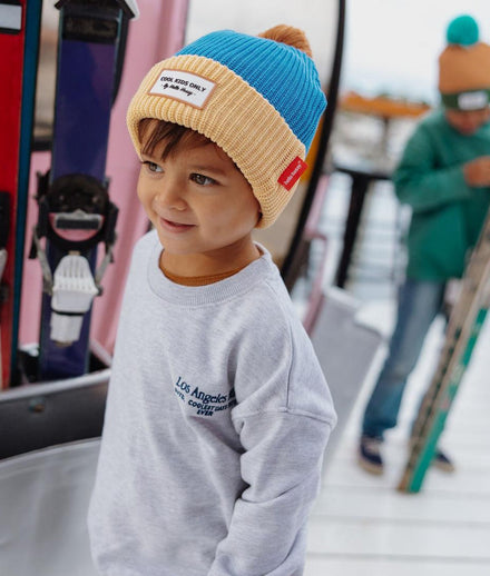 Hello Hossy muts Color Block Kingfisher, jongen met muts bij de ski's