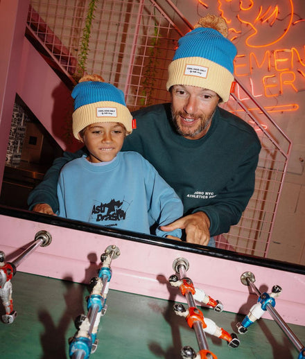 Hello Hossy muts papa Color Block Kingfisher, vader en zoon aan de tafelvoetbal