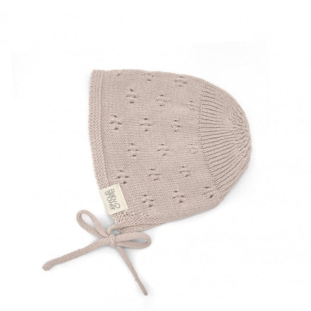 Babyshower Babymutsje Tricot Nude Powder, vooraanzicht op witte achtergrond