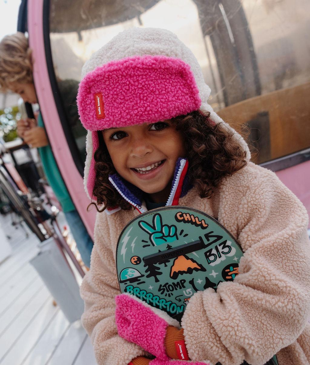 Hello Hossy muts met oorbescherming Cozy Gwen, meisje met muts en skateboard