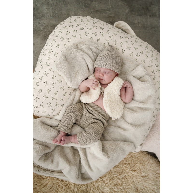 Babyshower Voedingskussen Olive Bloom Canvas, tweede aanzicht op witte achtergrond