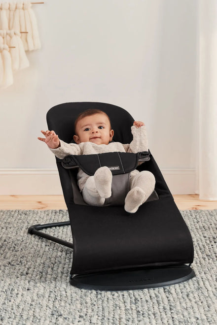 Babybjörn Wipstoeltje Soft Mesh Baby Bouncer Donkergrijs + GRATIS Speelboog