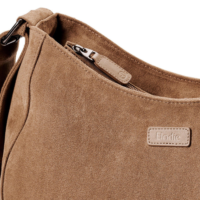 Elodie Moon Bag luiertas in Caramel Brown met verstelbare schouderriem bij De Gele Flamingo