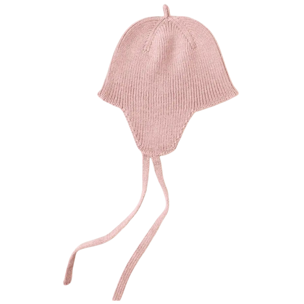 Hvid Bonnet Kota in Powder met oorkleppen voor dreumesen, van De Gele Flamingo.