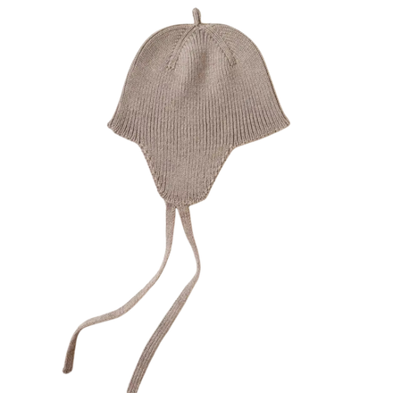Hvid Bonnet Kota in Sand met oorkleppen en knoopbandjes, van De Gele Flamingo.