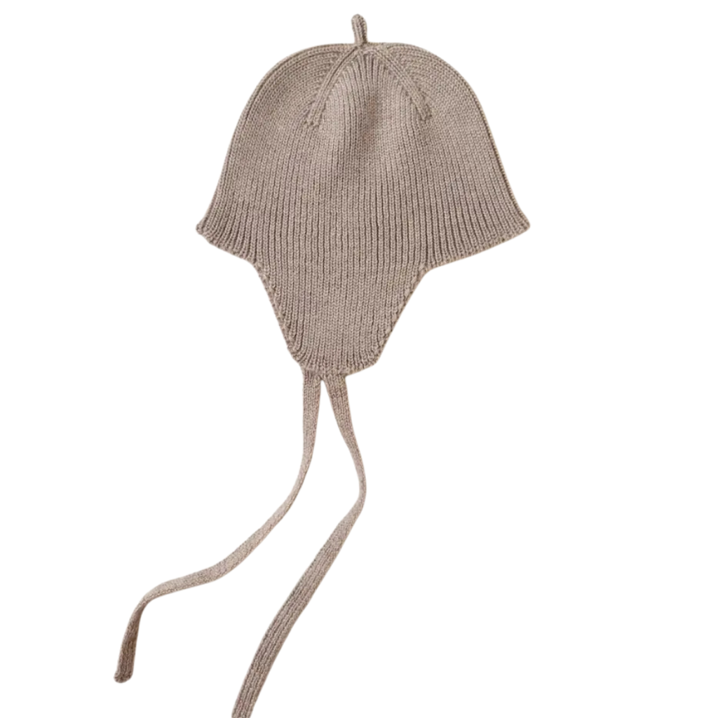 Hvid Bonnet Kota in Sand met oorkleppen voor dreumesen, van De Gele Flamingo.
