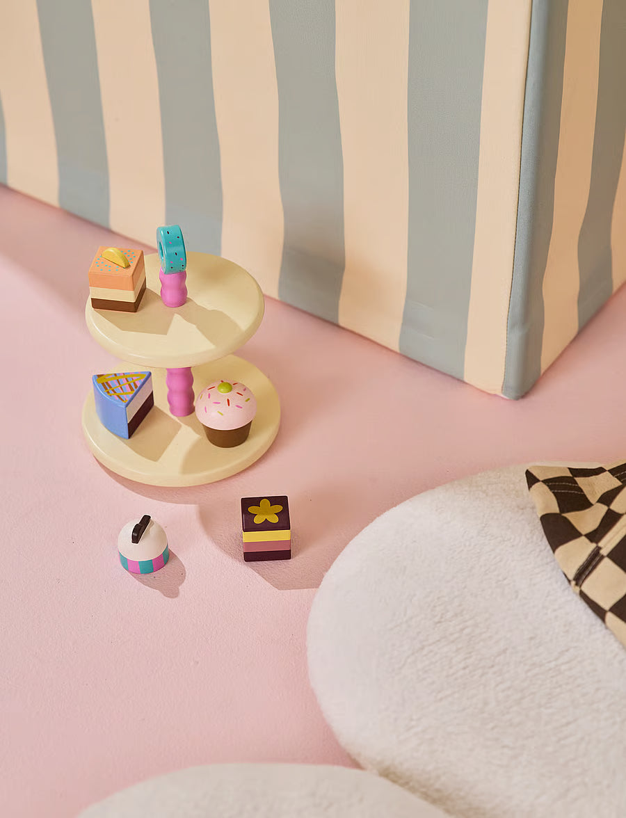Kid's Concept houten gebakjes los naast de taartstandaard