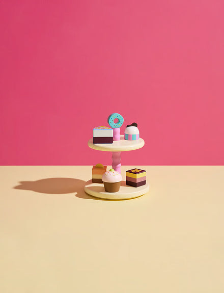 Kid's Concept taartstandaard met gebakjes in de speelkeuken