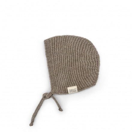 Babyshower Babymutsje Cashmere Hug Cashmere Moka, vooraanzicht op witte achtergrond
