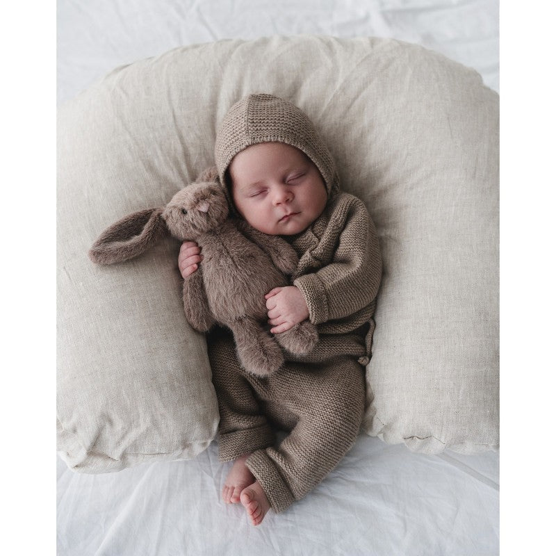 Babyshower Babymutsje Cashmere Hug Cashmere Moka, tweede aanzicht op witte achtergrond