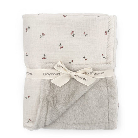 Babyshower Wiegdeken Fleece Large Cherries, vooraanzicht op witte achtergrond
