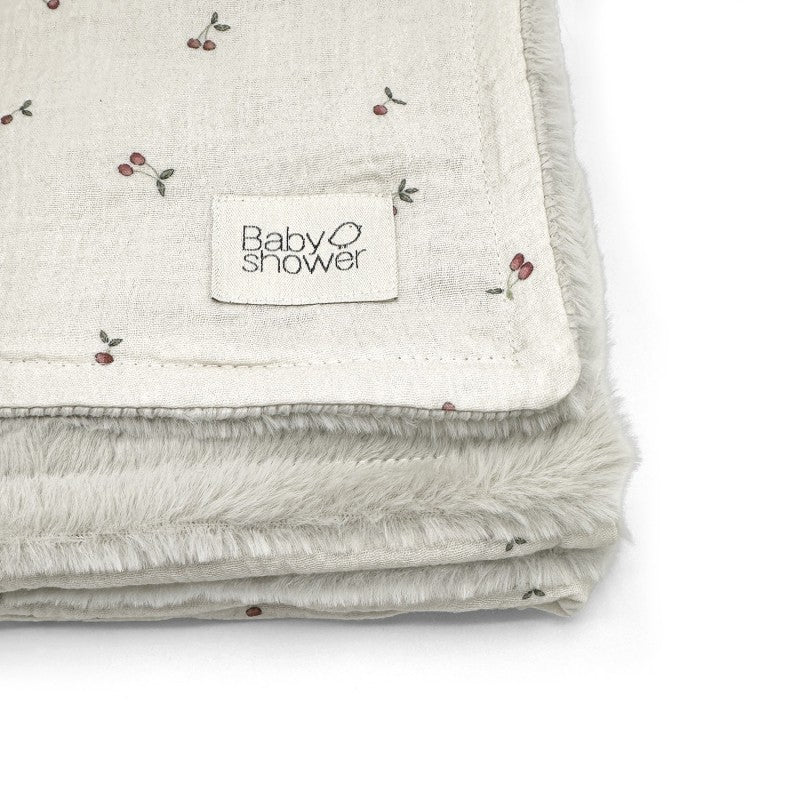 Babyshower Wiegdeken Fleece Large Cherries, opgevouwen deken