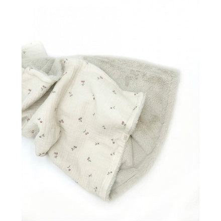 Babyshower Wiegdeken Fleece Large Cherries, detailfoto van het kersendessin