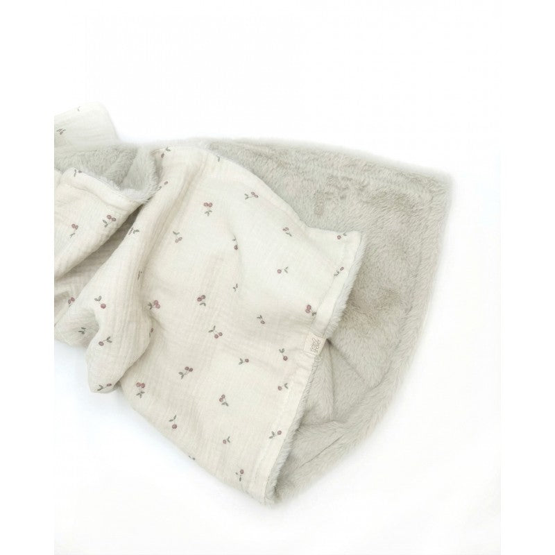 Babyshower Wiegdeken Fleece Large Cherries, detailfoto van het kersendessin
