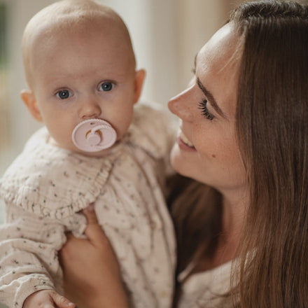 Zachte latex speen van de FRIGG Mini Mocha Cappuccino vanaf 6 maanden, ronde vorm, gevonden bij De Gele Flamingo