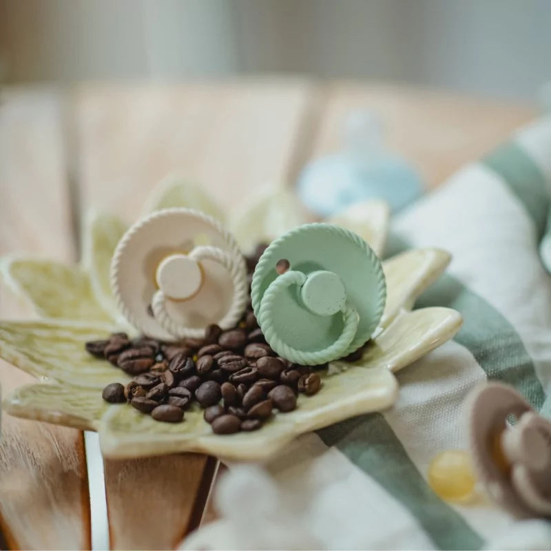 FRIGG Mini Mocha latex fopspeen 6+M in Matcha Latte, ronde cherry speen van natuurlijk rubber, De Gele Flamingo