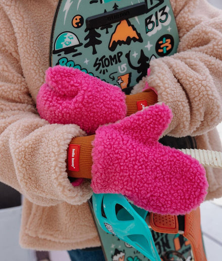 Hello Hossy wanten Heaty Gwen, gedragen met een skateboard