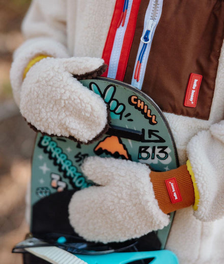 Hello Hossy wanten Heaty Noah, gedragen met een skateboard