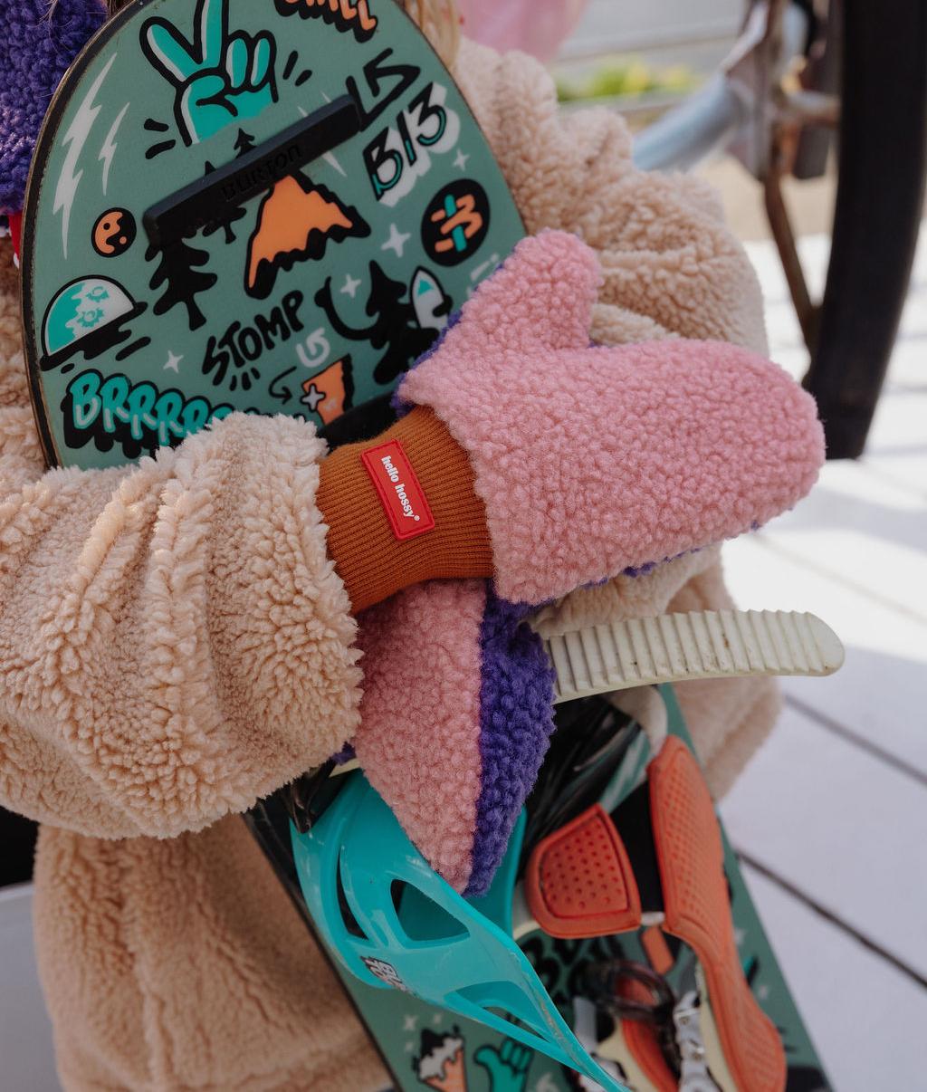 Hello Hossy wanten Heaty Zoé, gedragen met een skateboard