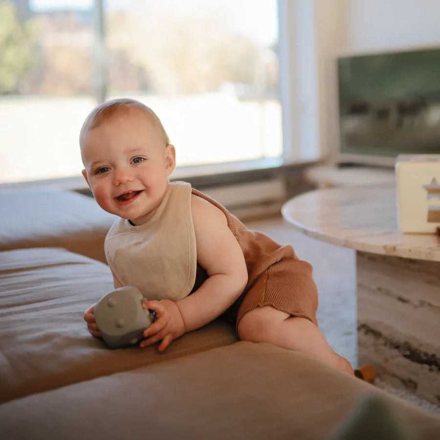 Mushie Muslin Bib Slab 2-Pack | Roman Green/Fog