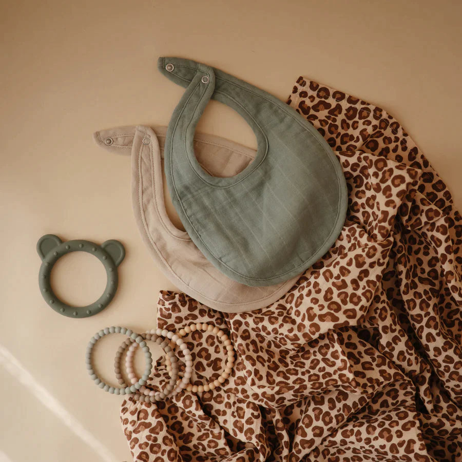 Mushie Muslin Bib Slab 2-Pack | Roman Green/Fog