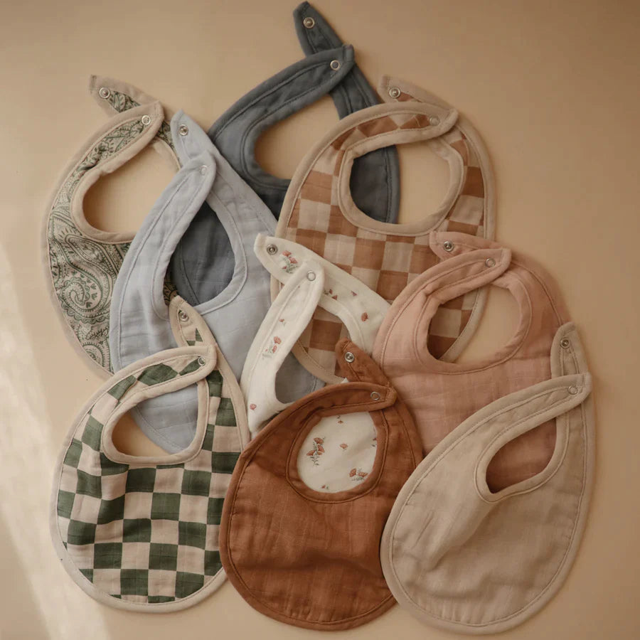 Mushie Muslin Bib Slab 2-Pack | Roman Green/Fog