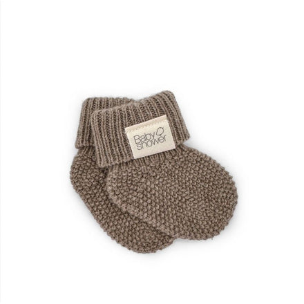 Babyshower Babysokjes Tricot Cashmere Moka, paar sokjes op witte achtergrond