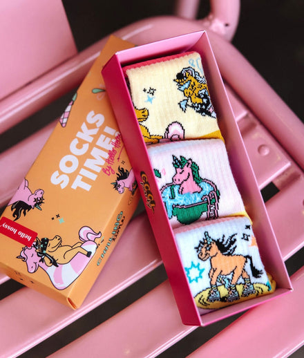 Hello Hossy kousen Unicorn, geschenkdoos op een roze stoel
