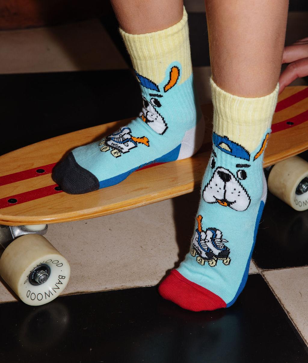 Hello Hossy kousen Mascots, gedragen op een skateboard