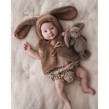 Babyshower Babymutsje Warmy Bunny Plushy Moka, zijaanzicht op witte achtergrond