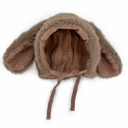 Babyshower Babymutsje Warmy Bunny Plushy Moka, vooraanzicht op witte achtergrond
