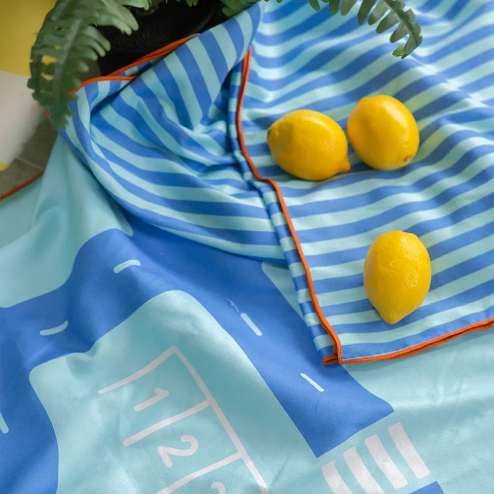 Quut Play Towel Strandhanddoek Extra Large | On The Road Blauw 180x180 cm