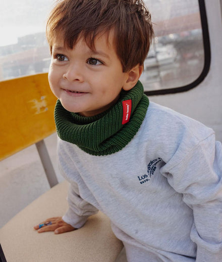 Hello Hossy nekwarmer Cocoon Mossy, gedragen door een jongen