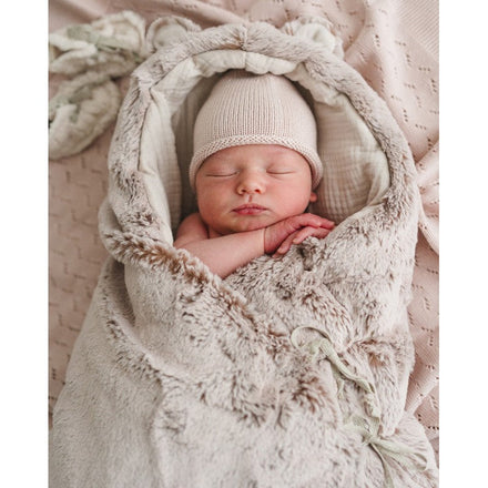 Babyshower Reiswiegzak Soft Teddy Dusty Rose, vooraanzicht op witte achtergrond