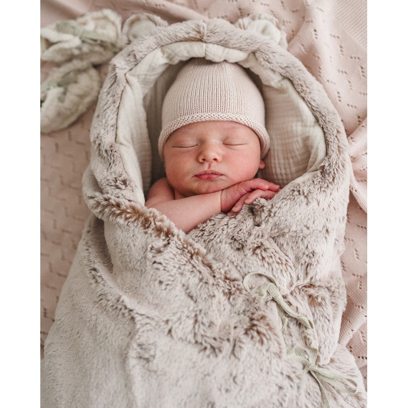 Babyshower Reiswiegzak Soft Teddy Dusty Rose, vooraanzicht op witte achtergrond