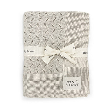 Babyshower Wiegdeken Tricot Classic Beige, uitgespreid op witte achtergrond