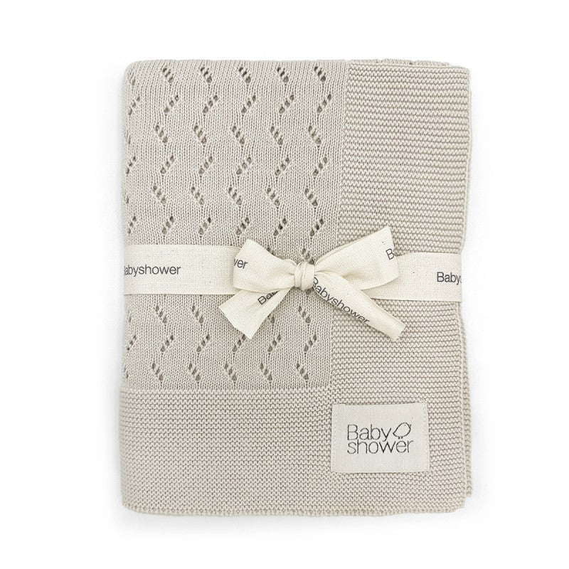 Babyshower Wiegdeken Tricot Classic Beige, uitgespreid op witte achtergrond