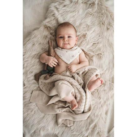 Babyshower Wiegdeken Tricot Classic Beige, losjes gedrapeerd