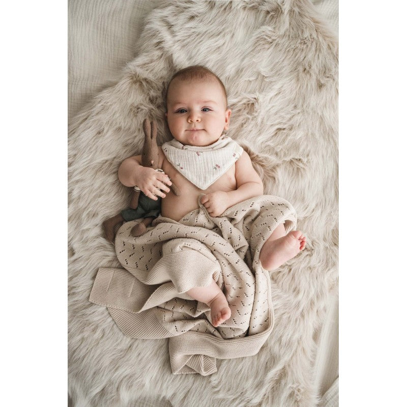 Babyshower Wiegdeken Tricot Classic Beige, losjes gedrapeerd