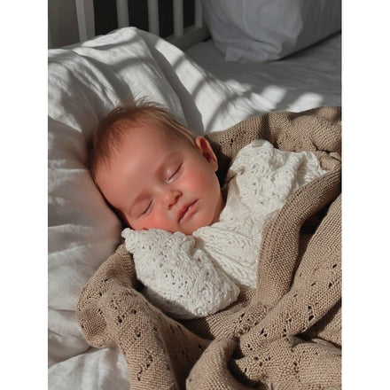 Babyshower Wiegdeken Tricot Classic Caramel Glace, detail van het gebreide patroon