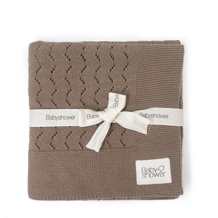 Babyshower Wiegdeken Tricot Classic Caramel Glace, uitgespreid op witte achtergrond