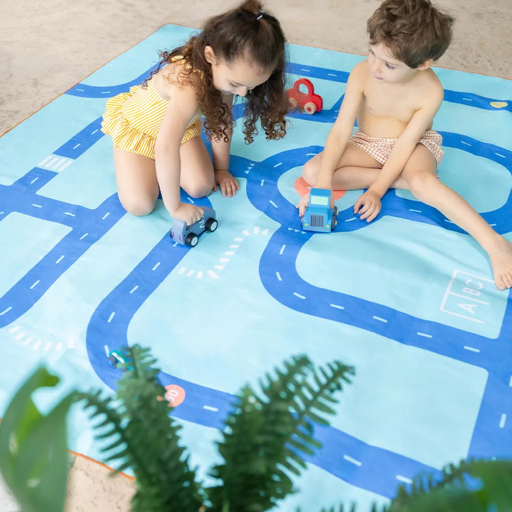 Quut Play Towel Strandhanddoek Extra Large | On The Road Blauw 180x180 cm