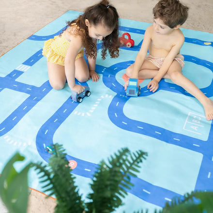 Quut Play Towel Strandhanddoek Extra Large | On The Road Blauw 180x180 cm