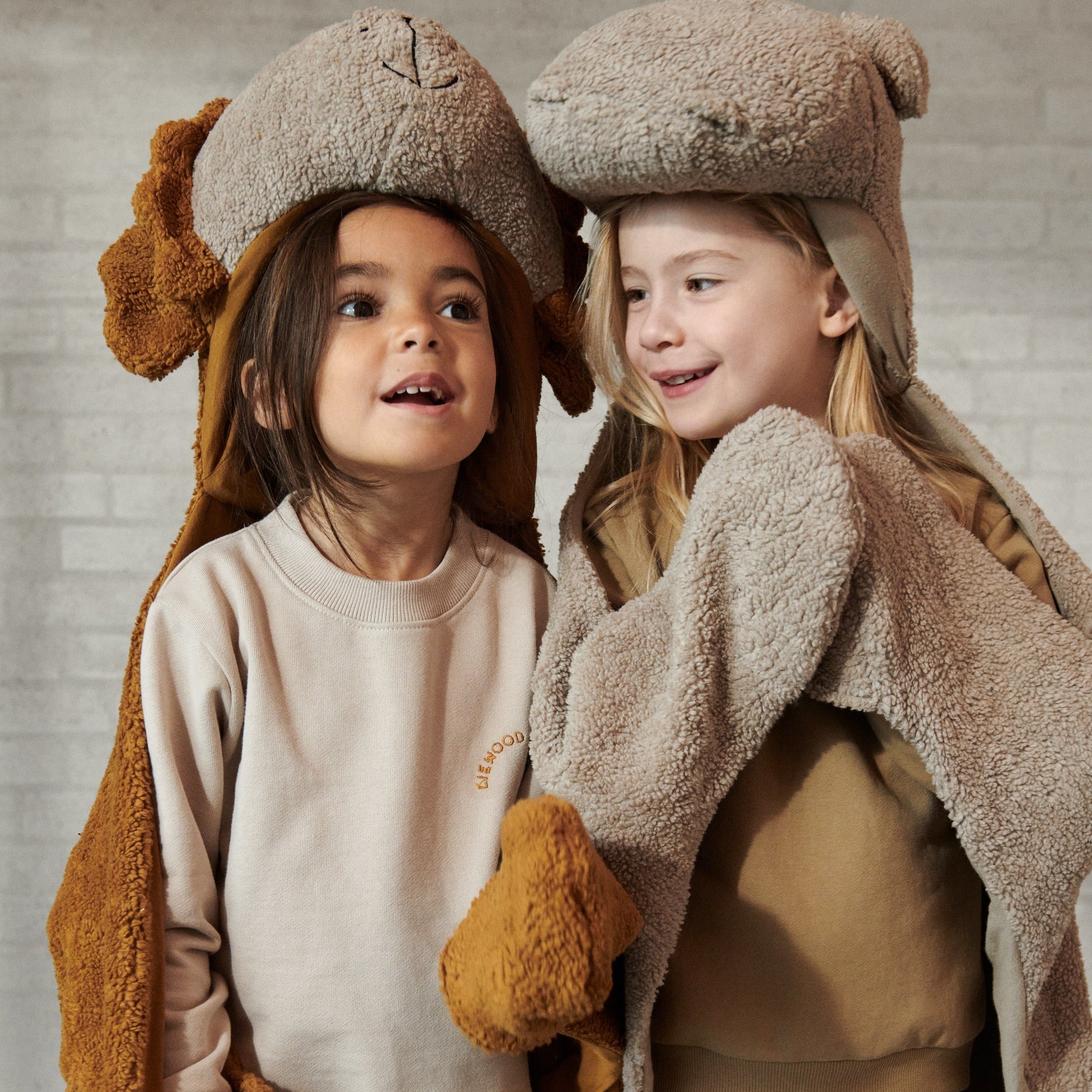 * Liewood Frey Cape Kostuum | Lion Golden Caramel Mix